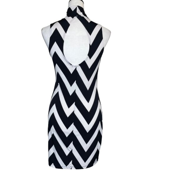 a'gaci Women's Chevron Geometric Mock Neck Mini Dress Black & White Size Small - Picture 3 of 7